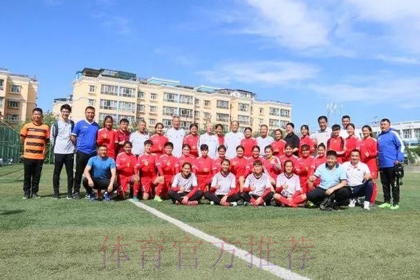 名宿辅导团助力新疆青少年足球发展 名宿辅导团助力新疆青少年足球发展