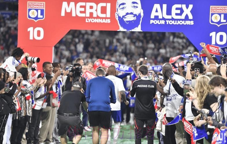 疯狂4-3！法甲6冠王第86分钟绝杀 7黄4红+激烈干架 央视深夜直播